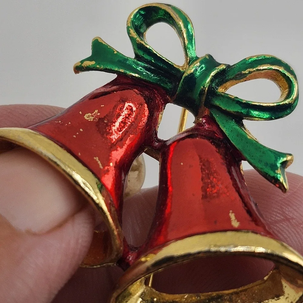 VINTAGE GOLD TONE METAL ENAMEL DOUBLE BELL CHRISTMAS PIN BROOCH‎ READ